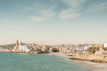 Strand an einem sonnigen Tag, Sitges, Katalonien, Spanien - CUF50288