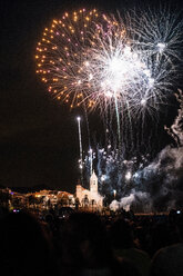 Gruppe von Menschen beobachten Feuerwerk in der Nacht - CUF50293