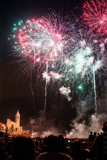 Gruppe von Menschen beobachten Feuerwerk in der Nacht - CUF50296