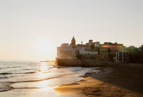 Sonnenuntergang über dem Strand, Sitges, Katalonien, Spanien, lizenzfreies Stockfoto