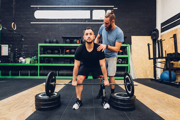 Man with prosthetic leg weight training in gym - CUF50392