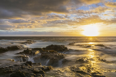 USA, Hawaii, Big Island, Kona, Pele's Well, Blowhole at aunset - FOF10586