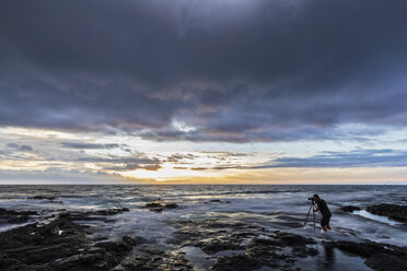 USA, Hawaii, Big Island, Kona, Peles Brunnen, Fotograf bei Sonnenuntergang - FOF10590