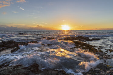 USA, Hawaii, Big Island, Kona, Pele's Well, Blowhole bei Sonnenuntergang - FOF10592