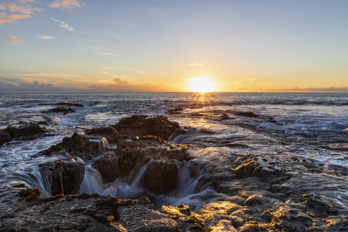 USA, Hawaii, Big Island, Kona, Pele's Well, Blowhole bei Sonnenuntergang - FOF10593
