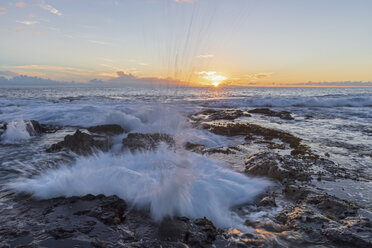 USA, Hawaii, Big Island, Kona, Pele's Well, Blowhole bei Sonnenuntergang - FOF10594