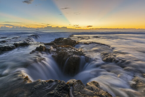 USA, Hawaii, Big Island, Kona, Pele's Well, Blowhole bei Sonnenuntergang - FOF10597