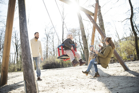 Glückliche Familie auf dem Spielplatz, lizenzfreies Stockfoto