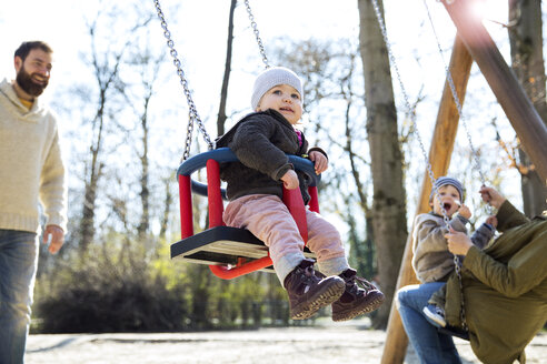 Glückliche Familie auf dem Spielplatz - MAEF12840