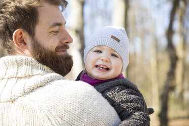 Glücklicher Vater mit Tochter im Park - MAEF12845