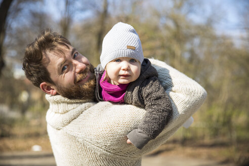 Porträt eines glücklichen Vaters mit seiner Tochter im Park - MAEF12847
