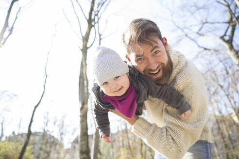 Porträt eines glücklichen Vaters, der seine Tochter im Park hält - MAEF12851