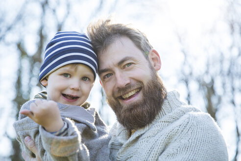 Porträt eines glücklichen Vaters mit seinem Sohn im Park - MAEF12856