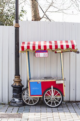 Turkey, Istanbul, Vending cart for roasted sweet chestnuts - WVF01104