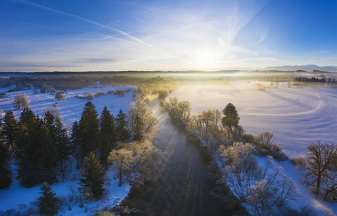 Deutschland, Bayern, Sonnenaufgang an der Loisach bei Eurasburg im Winter, Luftbild, lizenzfreies Stockfoto