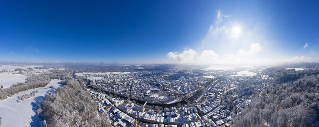 Deutschland, Bayern, Panoramablick über Wolfratshausen mit Loisach im Winter, Luftaufnahme - SIEF08555