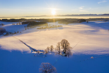 Deutschland, Bayern, Degerndorf, Winterlandschaft mit Maria-Dank-Kapelle auf dem Fürst Tegernberg bei Sonnenaufgang, Luftaufnahme - SIEF08559