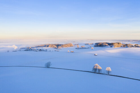 Deutschland, Bayern, Attenkam, Winterlandschaft bei Sonnenaufgang, Luftaufnahme - SIEF08561