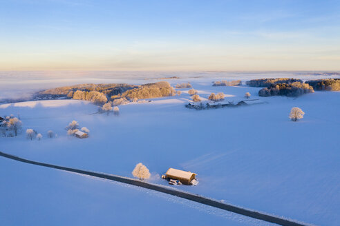 Deutschland, Bayern, bei Münsing, Winterlandschaft bei Sonnenaufgang, Luftaufnahme - SIEF08562