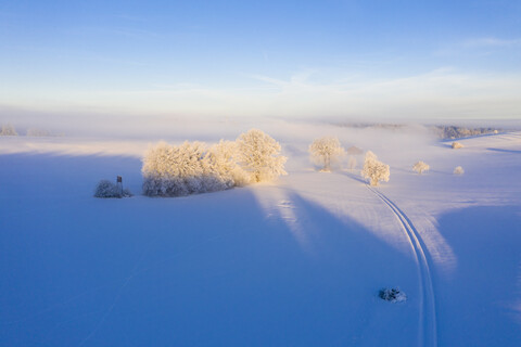 Deutschland, Bayern, bei Münsing, Winterlandschaft bei Sonnenaufgang, Luftaufnahme, lizenzfreies Stockfoto