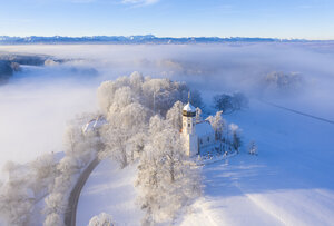 Deutschland, Bayern, Holzhausen am Starnberger See, neblige Winterlandschaft mit Kirche St. Johann Baptist - SIEF08569