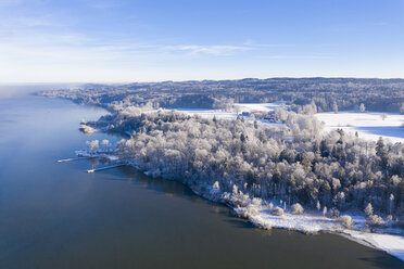 Germany, Bavaria, Sankt Heinrich, snowy forest at Lake Starnberg, aerial view - SIEF08572