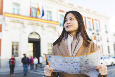 Spanien, Madrid, junge Frau mit Stadtplan beim Erkunden der Stadt - WPEF01465
