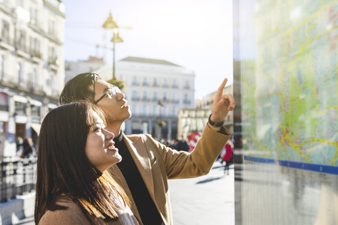 Spanien, Madrid, junges Paar, das sich den Stadtplan ansieht und die Stadt erkundet - WPEF01475