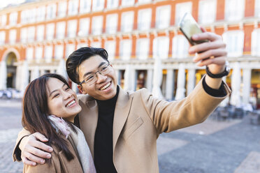 Spanien, Madrid, glückliches junges Paar macht ein Selfie in der Stadt - WPEF01477