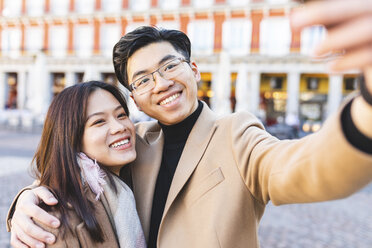 Spanien, Madrid, glückliches junges Paar macht ein Selfie in der Stadt - WPEF01478