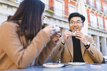 Spanien, Madrid, junges Paar genießt einen Kaffee auf der Plaza Mayor - WPEF01484