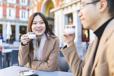 Spanien, Madrid, junges Paar genießt einen Kaffee auf der Plaza Mayor - WPEF01485