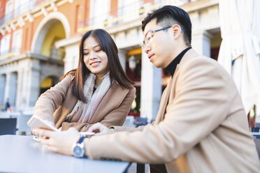 Spanien, Madrid, junges Paar telefoniert in einem Café am Plaza Mayor - WPEF01486