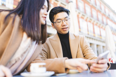 Spanien, Madrid, junges Paar telefoniert in einem Café am Plaza Mayor - WPEF01487