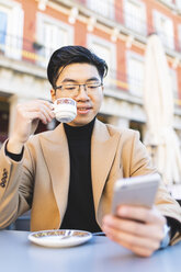 Spanien, Madrid, junger Mann telefoniert in einem Café am Plaza Mayor - WPEF01490