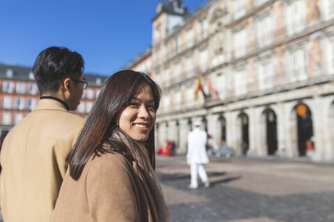 Spanien, Madrid, glückliches junges Touristenpaar auf der Plaza Mayor, lizenzfreies Stockfoto