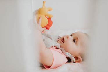 Baby im Kinderbett - ISF21140