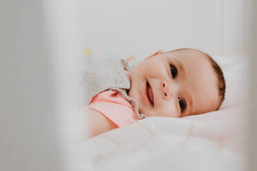 Baby im Kinderbett - ISF21141