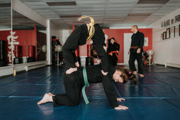 Trainer und Schüler beim Kampfsporttraining im Studio - ISF21201
