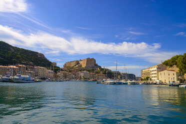 Frankreich, Korsika, Bonifacio, Hafen unterhalb der Zitadelle - LBF02522