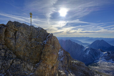 Deutschland, Bayern, Alpen, Zugspitze, Gipfelkreuz - LBF02526