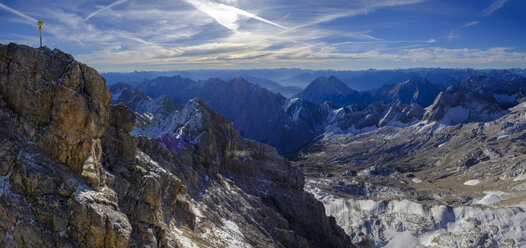 Deutschland, Bayern, Alpen, Zugspitze, Gipfelkreuz - LBF02527