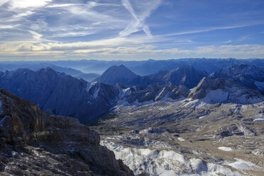 Deutschland, Bayern, Alpen, Blick von der Zugspitze über den Schneeferner in Richtung Gatterl und Hohe Munde - LBF02529