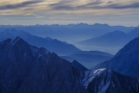 Deutschland, Bayern, Alpen, Blick von der Zugspitze über das Inntal zum Olperer, lizenzfreies Stockfoto