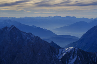 Deutschland, Bayern, Alpen, Blick von der Zugspitze über das Inntal zum Olperer - LBF02531