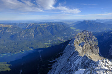 Deutschland, Bayern, Alpen, Blick von der Zugspitze über den Waxenstein - LBF02532