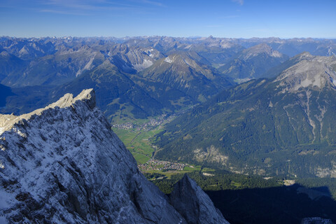 Deutschland, Bayern, Alpen, Blick von der Zugspitze über das Zugspitzeck zum Ehrwalder Becken, lizenzfreies Stockfoto