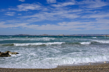 Frankreich, Marseille, Plage de l'Huveaune, starke Wellen am Strand - LBF02537