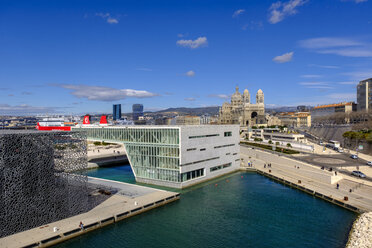 Frankreich, Marseille, Villa Mediterranee und Kathedrale von Marseille - LBF02543