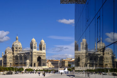 Frankreich, Marseille, MuCEM, Museum für europäische und mediterrane Zivilisationen und Kathedrale von Marseille - LBF02544
